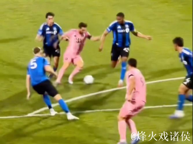 梅西凌空爆射踢向高层看台,皮球弹回低层看台 梅西凌空爆射踢向高层看台,皮球弹回低层看台